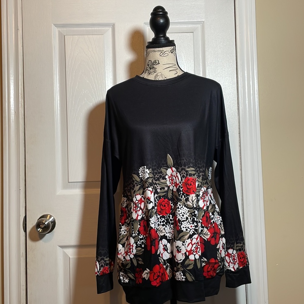 Beautiful long sleeve top with pockets.